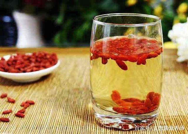 枸杞直接吃好还是泡水好？一文带你了解两者差异与选择