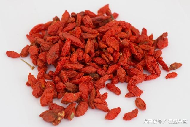 枸杞干吃与泡水之辩：哪种方式更能发挥枸杞的养生功效？